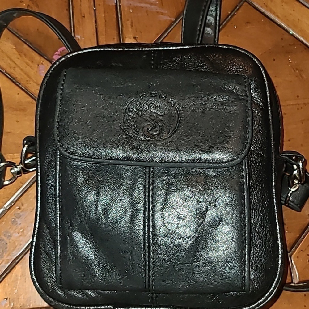 Sasha NY. leather crossbody. W.6"xH.7"xD.4". 2 full zip 1 snap cmptmen.(#1146)
